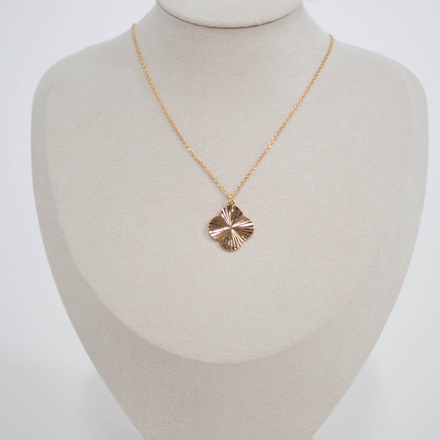 gold pendant necklace