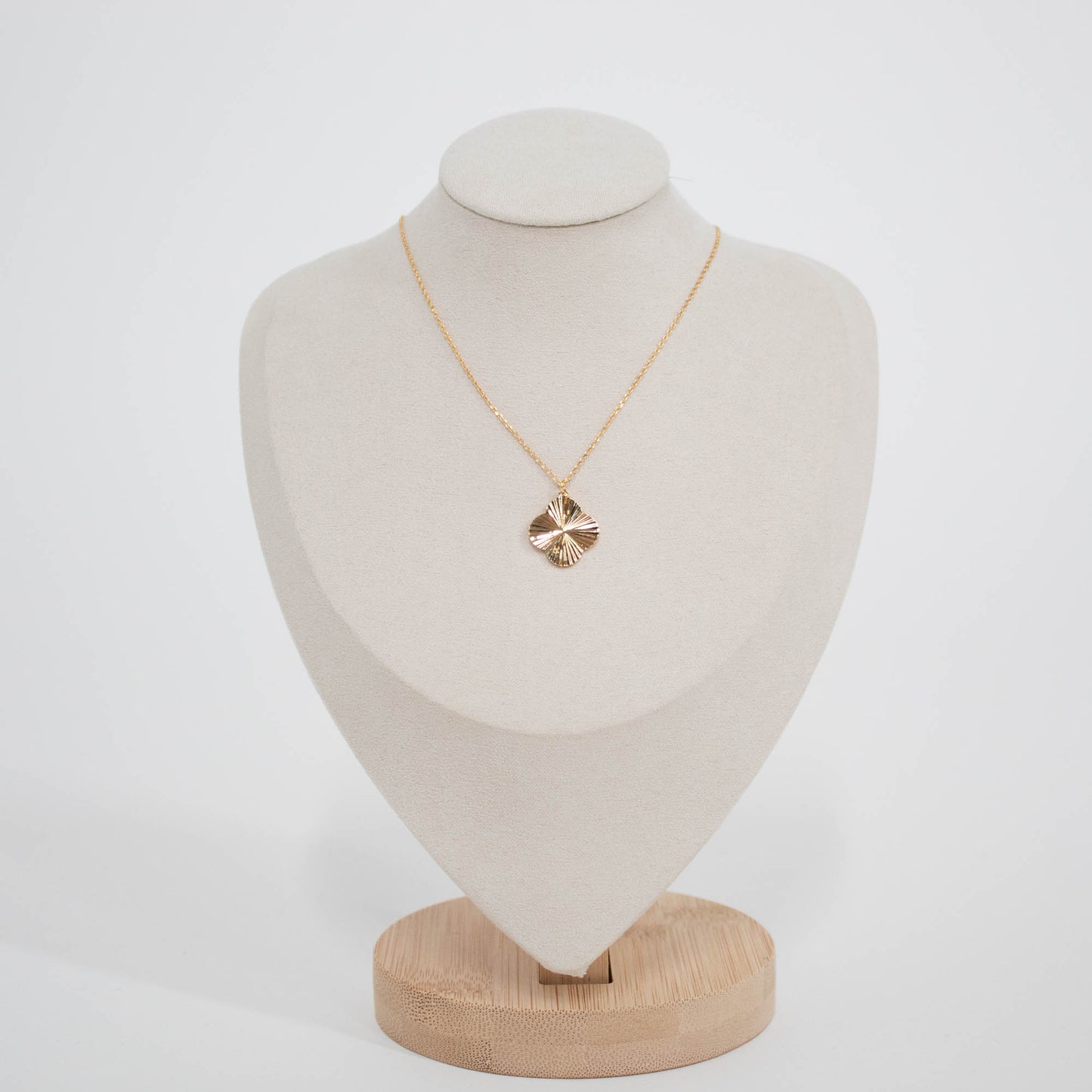 gold pendant necklace