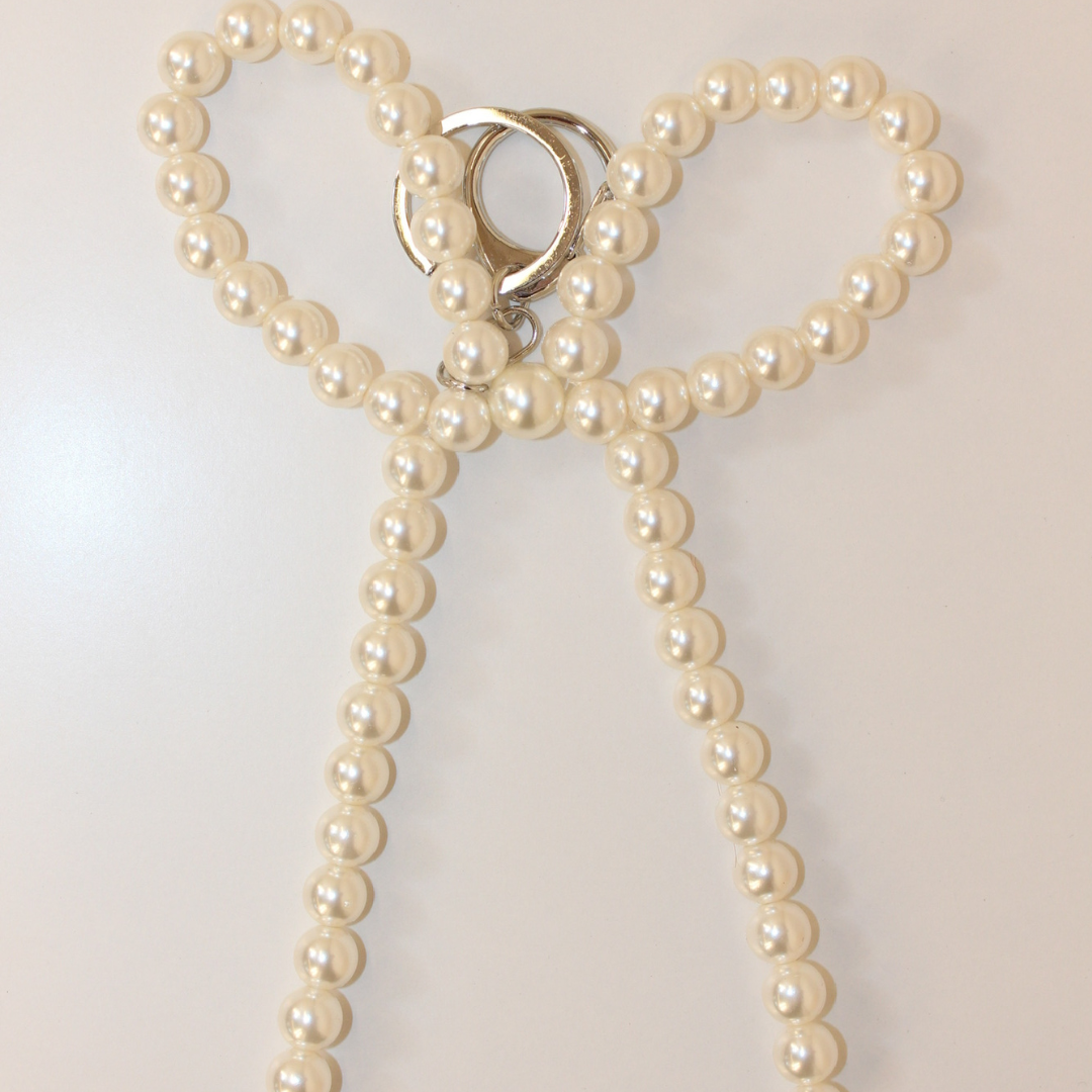 Pearl ribbon keychain in gold 