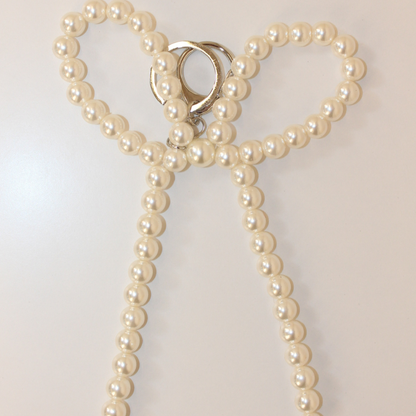 Pearl ribbon keychain in gold 