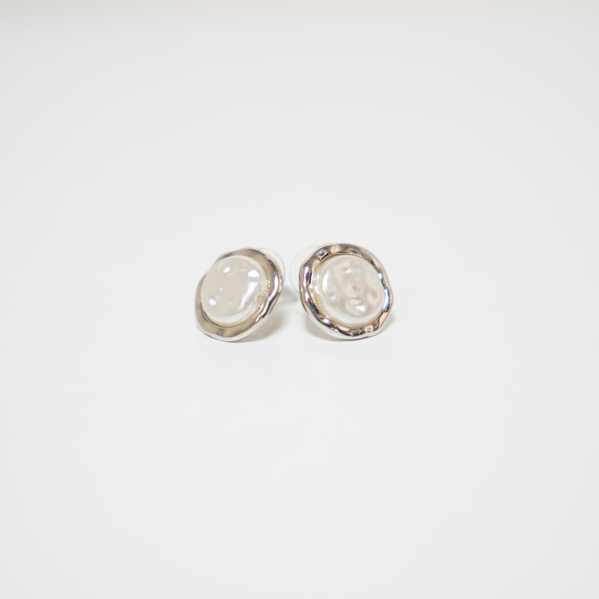 Sculpted Silver Pearl Studs